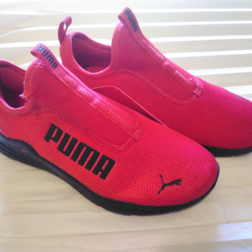 New kids unisex puma slip ons size 2